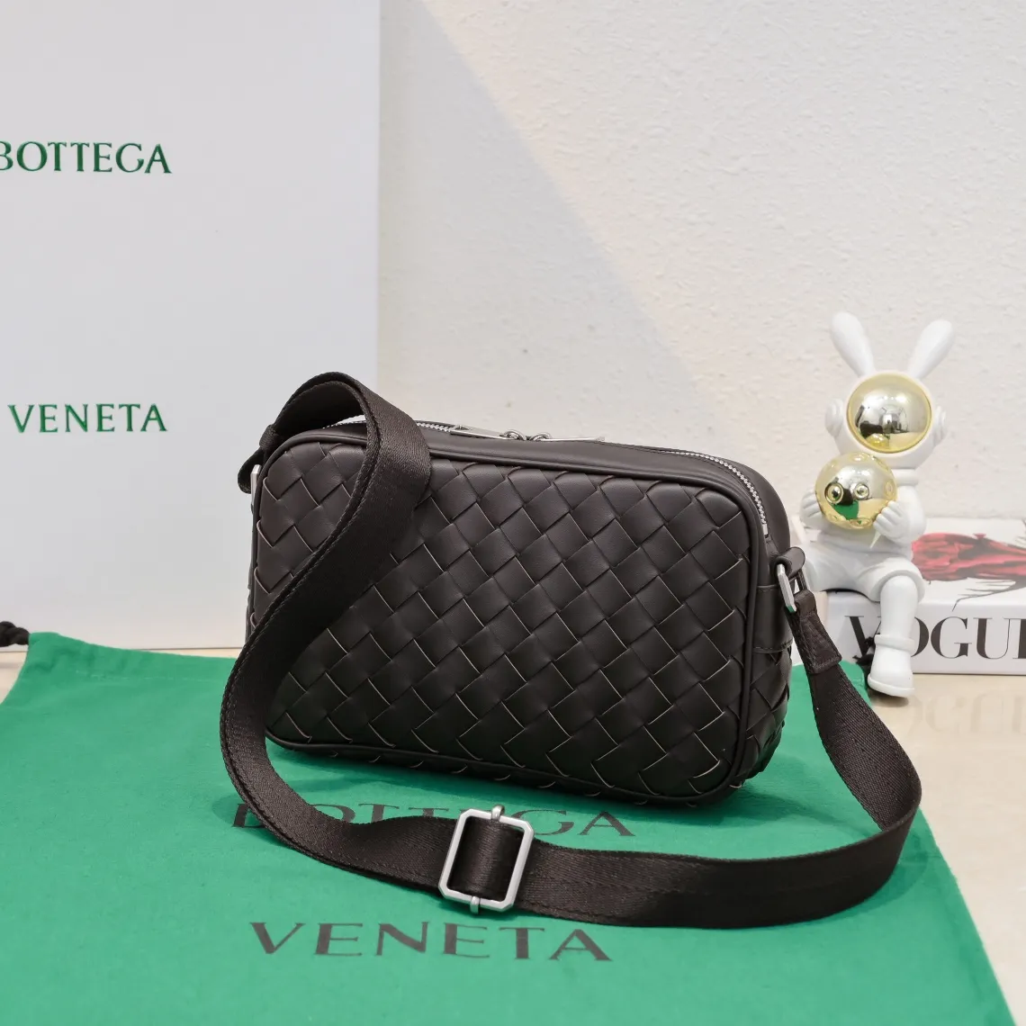 Batch 1480 BV lntrecciato woven leather crossbody bag. The zipper opens and closes, and the space is too large. It meets the daily needs of going out on the street. There are no problems with mobile phones 📱 wallets 👛 power bank 🔋. The weaving process is used, and the texture of the upper body 🔝 is very high-end. Style number: 7100 Size: 25*7.5